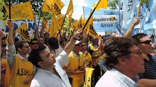 Municipales de la provincia paran por 24 horas y se movilizan a Las Rosas