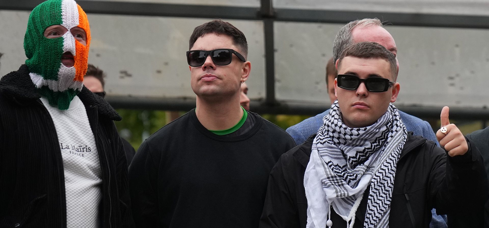 Liam Óg Ó hAnnaidh, alias Mo Chara (derecha), miembro de la banda irlandesa Kneecap, celebra al salir del Tribunal de la Corona de Woolwich en Londres, el viernes 26 de septiembre de 2025, después de que el magistrado principal, el juez de distrito Paul Goldspring, desestimara un delito de terrorismo relacionado con exhibir una bandera en apoyo a Hezbolá durante una actuación con la banda en noviembre de 2024, debido a un error técnico. (Foto AP/Joanna Chan) Liam Óg Ó hAnnaidh, alias Mo Chara (derecha), miembro de la banda irlandesa Kneecap, celebra al salir del Tribunal de la Corona de Woolwich en Londres, el viernes 26 de septiembre de 2025, después de que el magistrado principal, el juez de distrito Paul Goldspring, desestimara un delito de terrorismo relacionado con exhibir una bandera en apoyo a Hezbolá durante una actuación con la banda en noviembre de 2024, debido a un error técnico. (Foto AP/Joanna Chan)