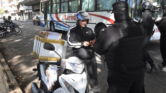 El gobierno amplió la potestad de la policía para hacer controles.