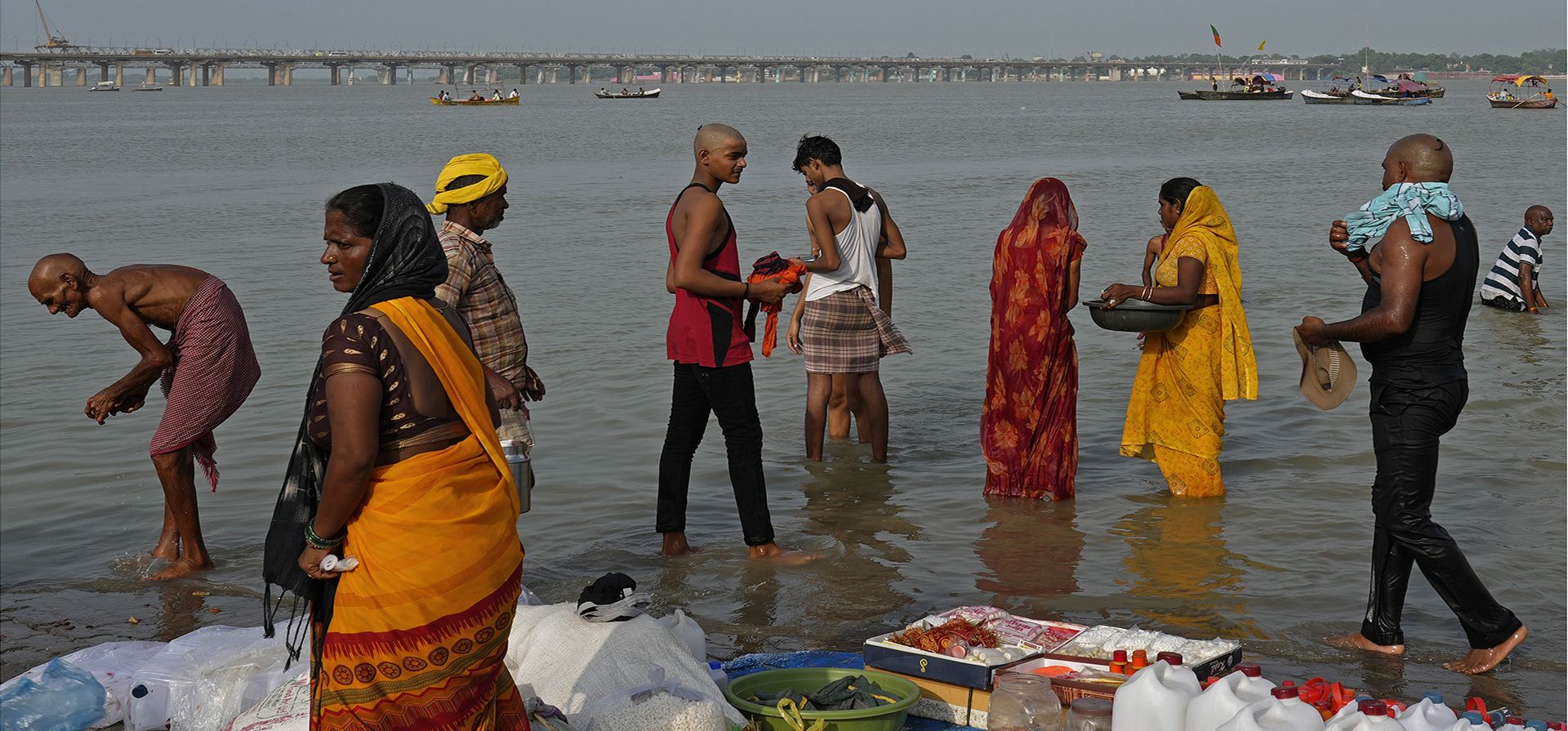 Devotos hindúes se bañan y realizan rituales en Sangam, la confluencia de los ríos Ganges y Yamuna, en Prayagraj, India, el jueves 10 de agosto de 2023. (Foto AP/Rajesh Kumar Singh) Devotos hindúes se bañan y realizan rituales en Sangam, la confluencia de los ríos Ganges y Yamuna, en Prayagraj, India, el jueves 10 de agosto de 2023. (Foto AP/Rajesh Kumar Singh)