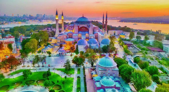 Estambul es la capital de Turquía y una de las ciudades más elegida por los viajeros debido a su historia