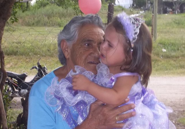 Muy querida. El apoyo de su familia fue fundamental para llegar a la meta.