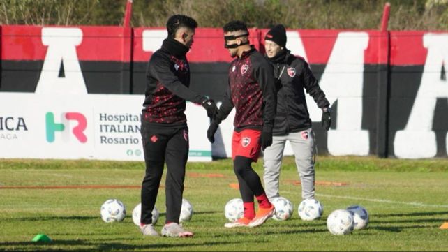 Gabriel Carabajal y Fernando Cardozo durante el entrenamiento de Newells de este martes en Bella Vista.