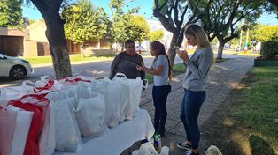 Pavón Arriba premia a los vecinos que se aplican a reciclar sus residuos y se capacitan sobre buenas conductas para proteger el ambiente.