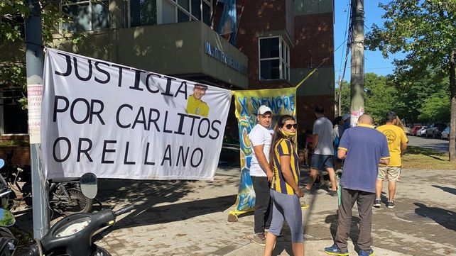 Familiares y amigos de Carlos Orellano reunidos frente alInstituto Médico Legal al realilzarse la primerea autopsia.