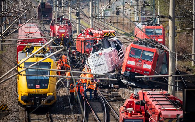 Operarios inspeccionan las locomotoras que chocaron en las vías cerca de la estación de Fallersleben. Una locomotora chocó con la unidad de tracción de un tren de carga