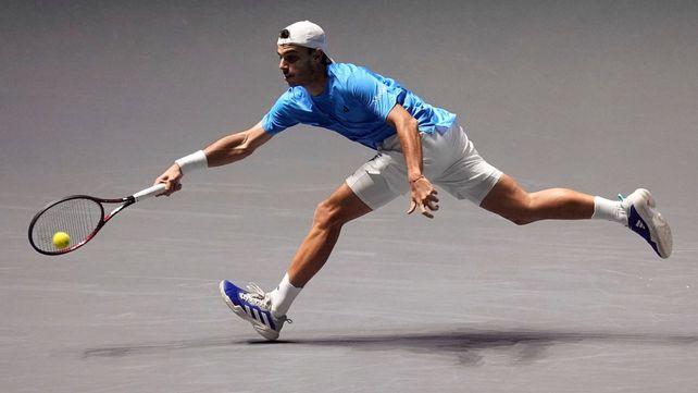 Francisco Cerúndolo logró un triunfo brillante ante Gran Bretaña para que Argentina pueda clasificar a los cuartos de Copa Davis.