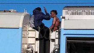 Murió un joven que se electrocutó en el techo de un tren del Roca
