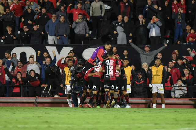 Newells le ganó 1 a 0 a Santos y es más puntero que nunca en su grupo