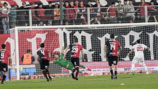 Tapia ejecuta el penal y pone el 2 a 1 de Barracas ante Newells.&nbsp;