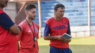 Toma nota. El DT Juan Rossi observa la práctica junto al profe Ayrton Lewandowski. El charrúa visitará a Laferrere el domingo a las 15.30 por la Primera C.&nbsp;