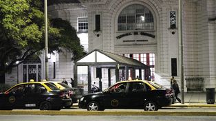 Entre los cuestionamientos contra la parada principal está la doble fila de vehículos que allí se forma.