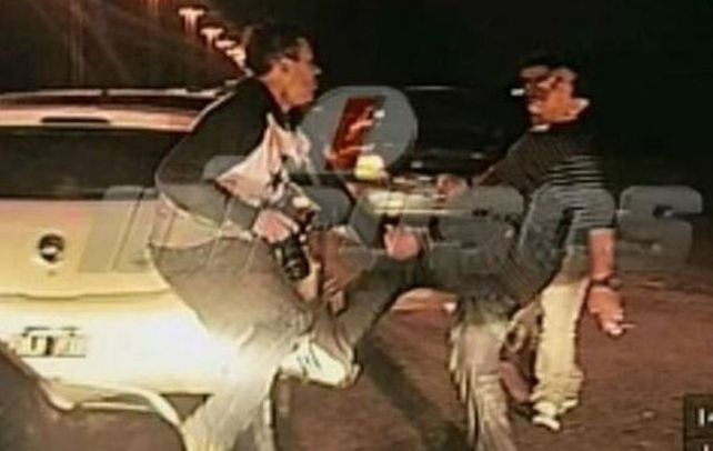 Un zurdazo. Diego Armando Maradona se bajó de su auto con un habano y agredió a uno de los reporteros.