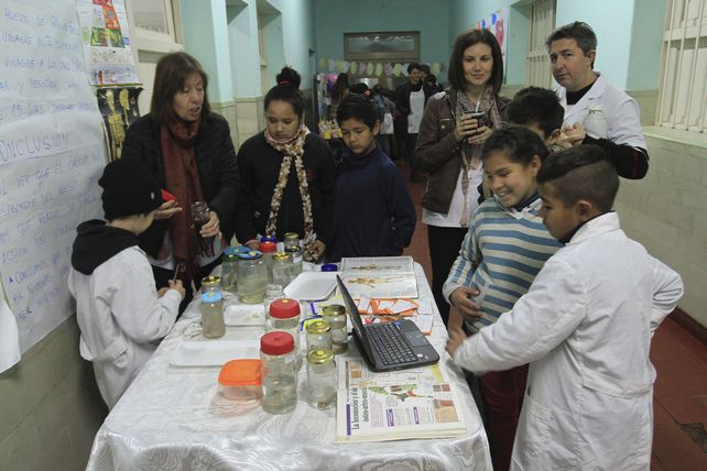 Entusiasmados. Los chicos mostraron sus trabajos y se lucieron explicando las conclusiones de cada proyecto.