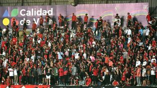 Los hinchas de Newells, en el estadio El Teniente de Rancagua. Los que se quedaron en Rosario al final tuvieron dos opciones de transmisión de TV para ver el debut ante Audax.