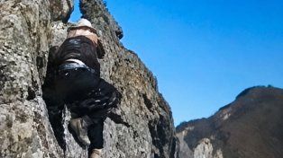 Río de Janeiro: tras sacarse una selfie en un acantilado, cayó y murió