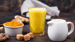 Qué es la leche dorada, cuáles son sus beneficios y cómo prepararla en casa