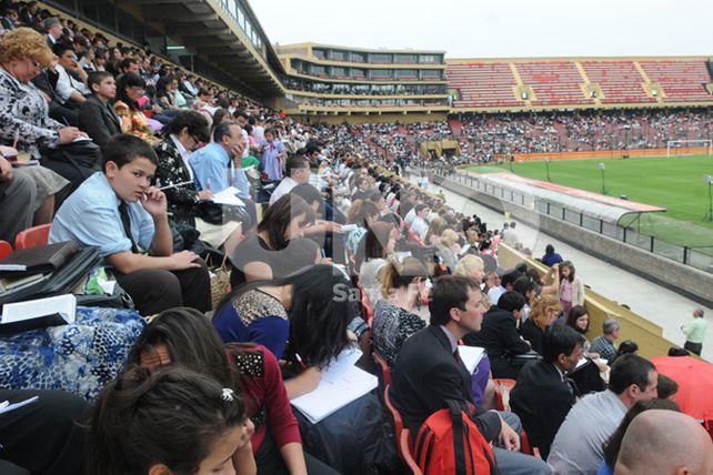 Asamblea de Testigos de Jehová congrega a más de 8.000 personas