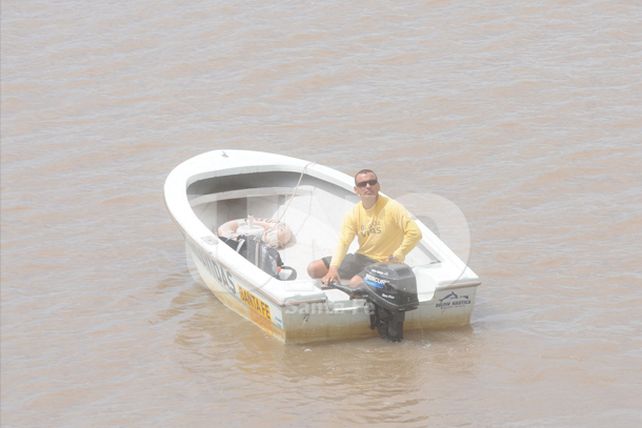 Un hombre amenaza con arrojarse al río desde el Puente Colgante