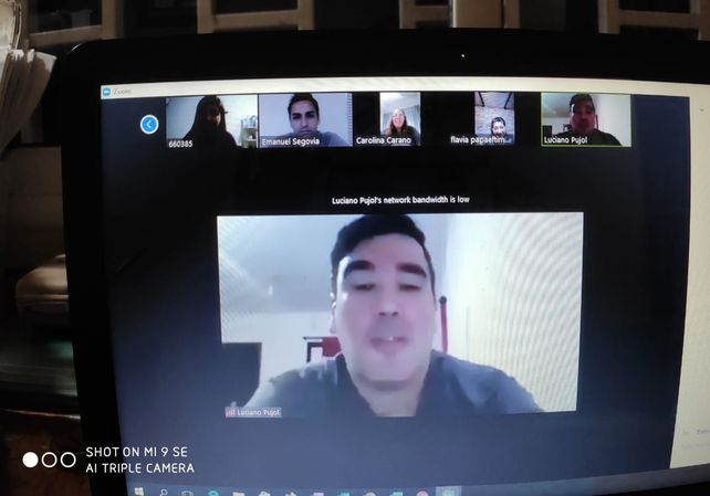 Una clase grupal vía zoom. Un alumno expone y el resto de la clase