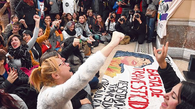 Celebración. El fallo fue bien recibido por allegados a Diana que esperaron la sentencia en los pasillos de Tribunales.