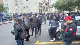 En el octavo día de paro de colectivos, choferes de UTA se manifiestan frente al Municipio y Concejo Deliberante de Paraná que trata nuevo marco regulatorio