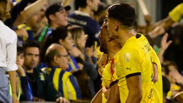 El jugador lastimado de Peñarol mira a la platea de Central