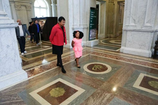Precoz. Carla Hayden y Daliyah Arana en la Biblioteca del Congreso.