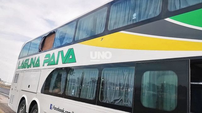 Atacaron a piedrazos un colectivo que trasladaba a personal penitenciario e hirieron a un suboficial