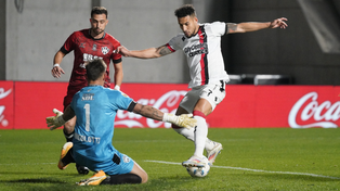 Fernando Cardozo quedó frente al arquero Ingolotti y no lo pudo superar. Fue la primera clara de Newells.