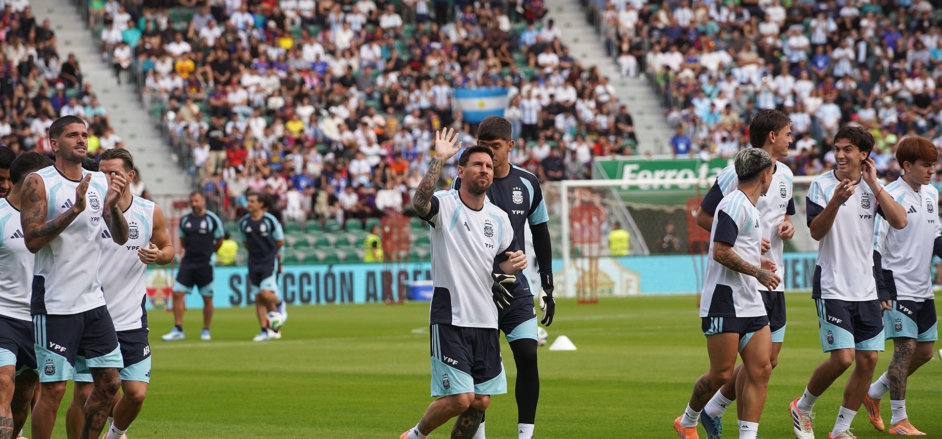 Lionel Messi, de Argentina, saluda durante un entrenamiento con la selección nacional previo al partido amistoso internacional contra Angola en Elche, España, el jueves 13 de noviembre de 2025. (Foto AP/Alberto Saiz)