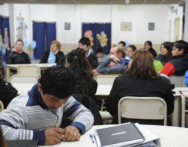 El material fue producido por educadores de larga trayectoria en la enseñanza con alumnos adultos. (Foto: F. Guillén)