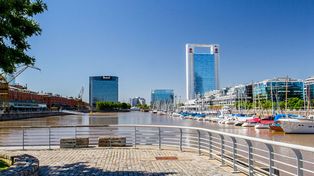 Puerto Madero es uno de los lugares más visitados por turistas en Buenos Aires.