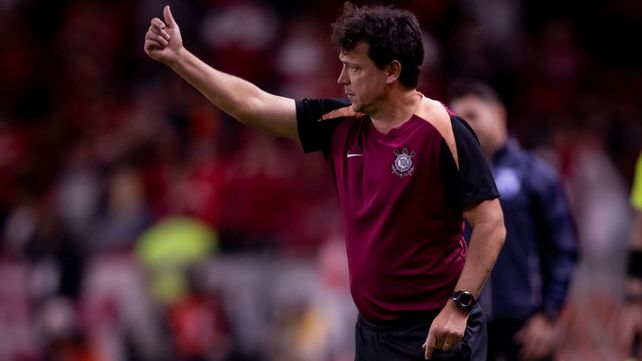 Fernando Diniz tiene problemas para armar el ataque de Corinthians ante Central en Arroyito.