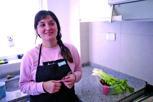 Paula Eder elabora una práctica y aromática sopa de remolachas