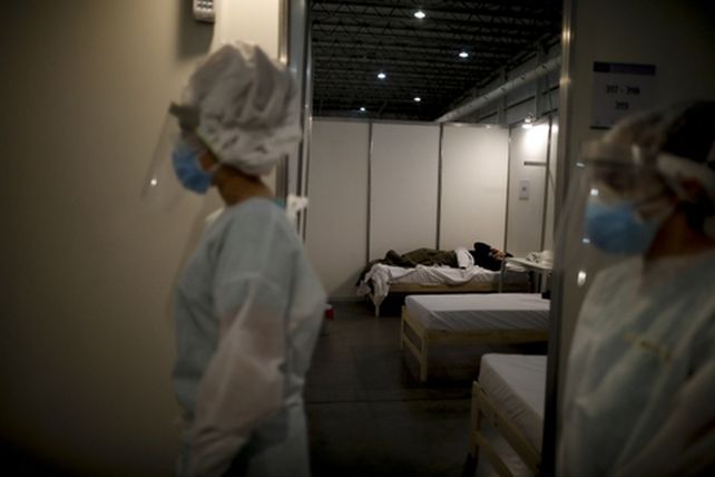 El aumento de contagios y de muertes tensiona los sistemas de salud.