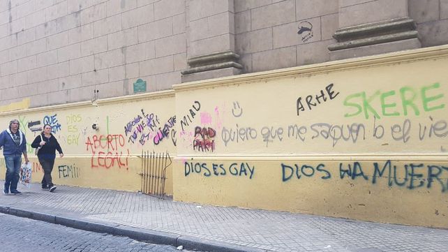 Aparecieron pintadas en la Catedral y en el Sagrado Corazón