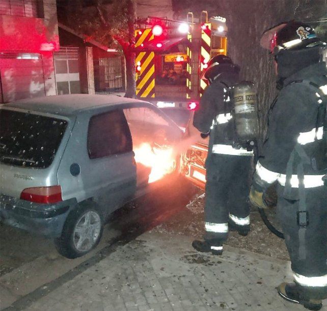 Bomberos Zapadores tuvieron que intervenir por el incendio de un auto en barrio Abasto