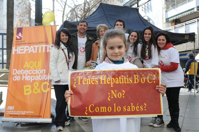 Campaña contra las hepatitis en Rosario organizada por la UNR y Hepatitis Rosario