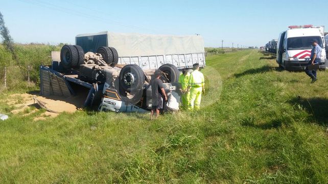 Milagro en la ruta: volcó un camión cargado con 30 toneladas de cereal y el chofer resultó ileso