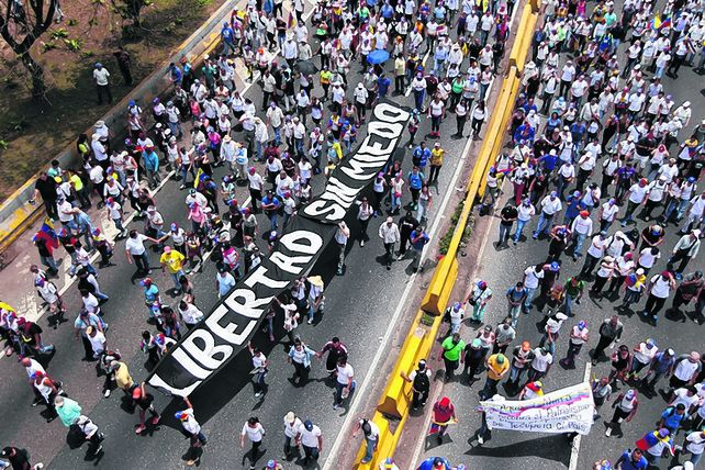 Tensión social. Los venezolanos se movilizaron en masa para reclamar cambios al gobierno de Maduro.