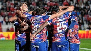 Unión armó un festival de cuarteto en Córdoba goleando a Instituto 4-0
