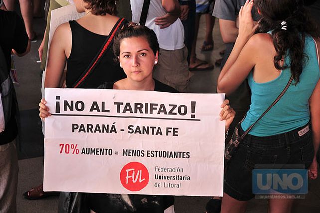 Hubo una manifestación en la Terminal de Paraná contra el aumento de Fluviales y Etacer