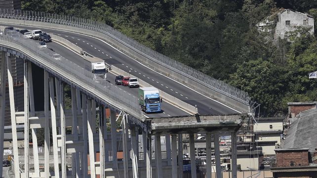 Las imágenes del dramático rescate tras el derrumbe del puente en Génova