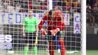 El rosarino simuló padecer náuseas y comenzó a sacar de su boca una serpentina de colores. Luego, atajó el penal.