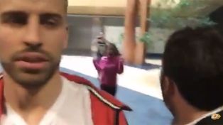 Gerard Piqué filmaba un video cuando fue asaltado por sorpresa por una fanática