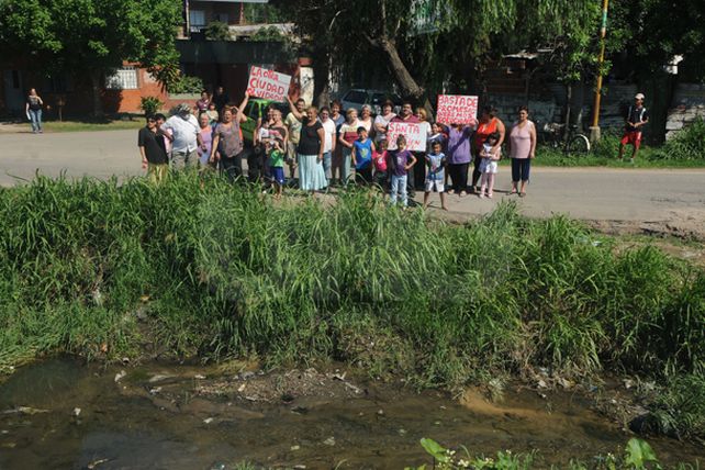 Se hunde cada vez más la calle lindera al zanjón sobre Suipacha