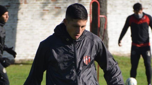 Maximiliano Rueda le aporta remate de media y larga distancia a Patronato.