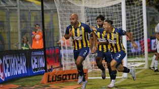 Carlos Quintana inicia el festejo de su gol y la victoria trascendental de Central sobre Gimnasia, en el regreso al Gigante y en la previa al clásico.