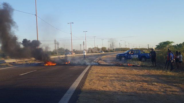 Los vecinos realizan el corte con quema de cubiertas